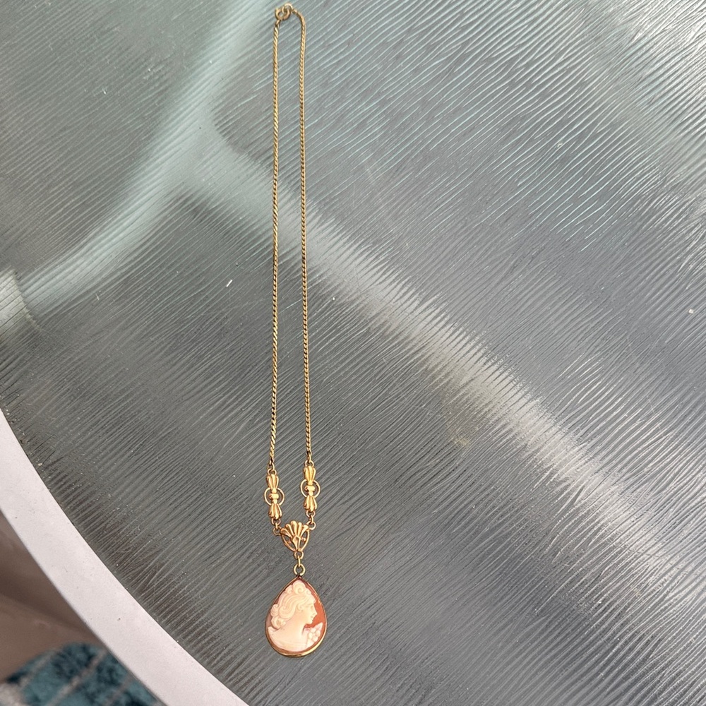 Vintage Gold Cameo Pendant Necklace